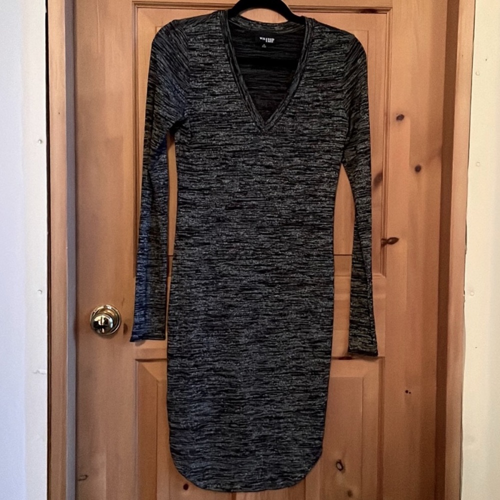 Wilfred Aritzia Grey Black V neck Long Sleeve Stretch Dress, Scoop hem size M